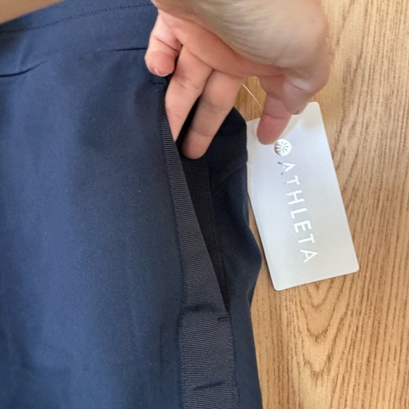 New Athleta Navy Blue Metro Downtown 7’ Shorts Women’s M - Picture 8 of 9